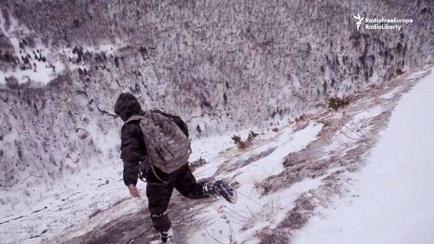 Video z nejtěžší cesty do práce na světě: Na meteorologické stanici Kavkaz